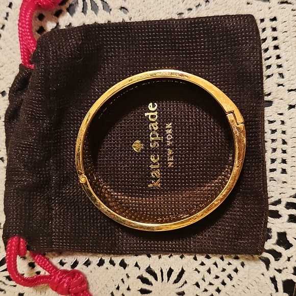 Kate Spade Red/White/Gold HOLIDAY Bangle Braclet w/ idiom "No strings Attached" - Picture 11 of 11